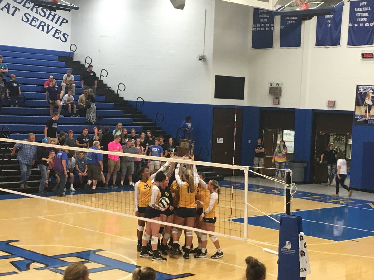 lexy_price00's tweet photo. SO PROUD OF MY TEAMππ #sectionalwin #3peat https://t.co/BdpcoUYwFu