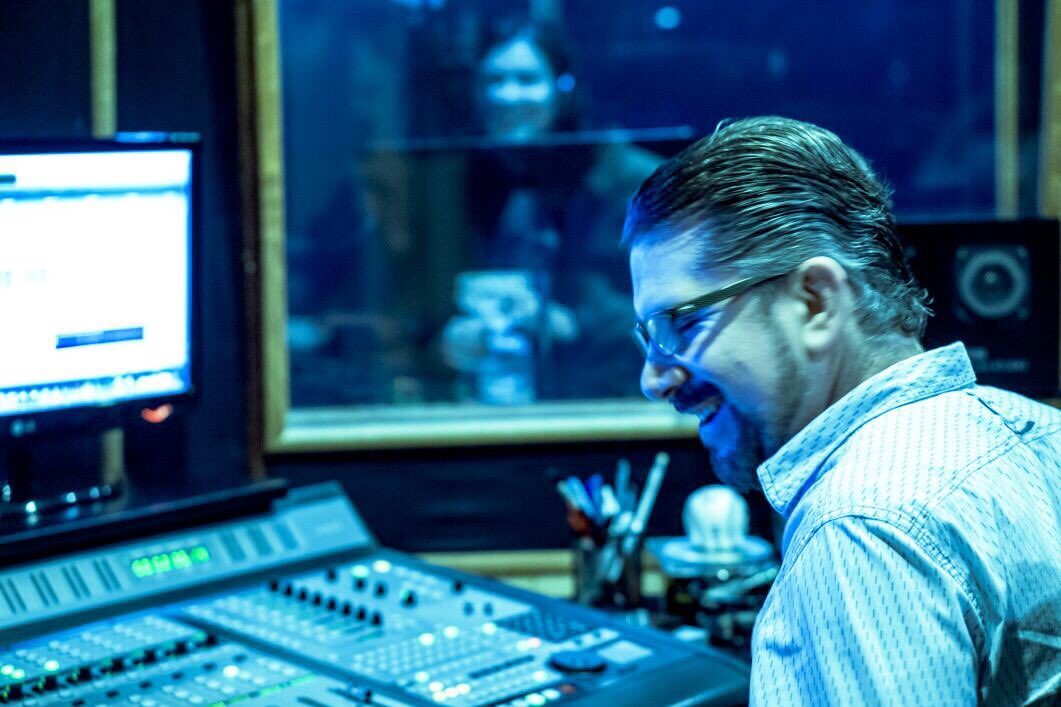 MaldonadoGuille's tweet photo. Cómo nos divertimos enseñando locución comercial en el #Workshop de hoy! #MasterAudioFactory https://t.co/8LDZLF2OhC