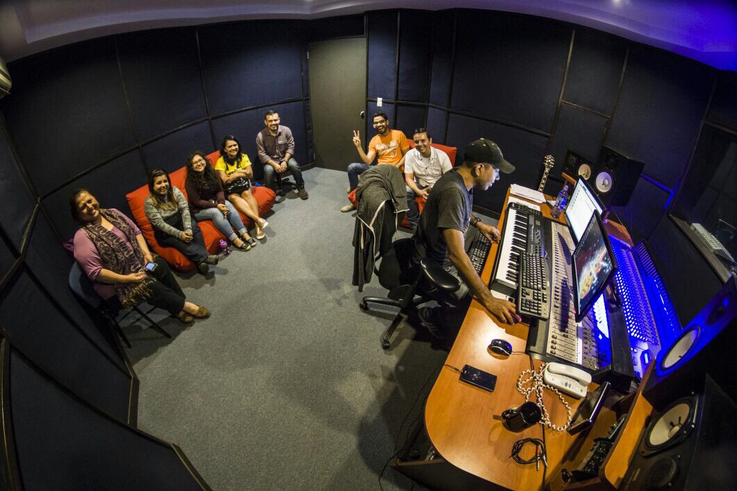 MaldonadoGuille's tweet photo. Cómo nos divertimos enseñando locución comercial en el #Workshop de hoy! #MasterAudioFactory https://t.co/8LDZLF2OhC