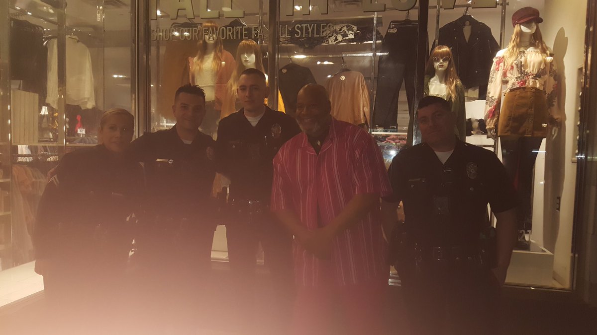 mldean13's tweet photo. Boston's Finest-Officer Kenneth Grubbs featured here with LAPD while attend Neighbor Works America CLI. #LACLI @nuestradavid https://t.co/We4N9csy7P