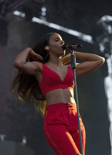 kellyrowlndArmy's tweet photo. [ Photos ] Kelly Rowland performing in Nib Stadium. 💎💎💎 https://t.co/60qAMM8O9Z