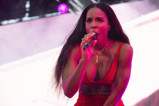 kellyrowlndArmy's tweet photo. [ Photos ] Kelly Rowland performing in Nib Stadium. 💎💎💎 https://t.co/60qAMM8O9Z
