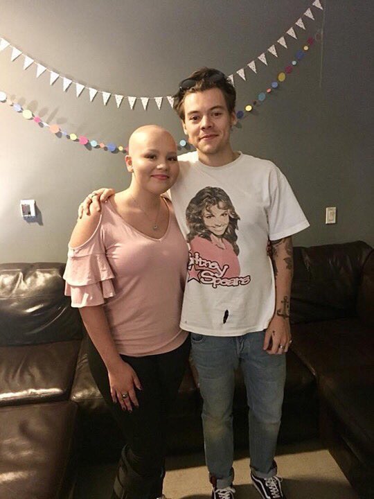 SoloHarryUD's tweet photo. NEW || Harry with a fan in Phoenix today! (10.14.17) https://t.co/kJ0mCS1Myo