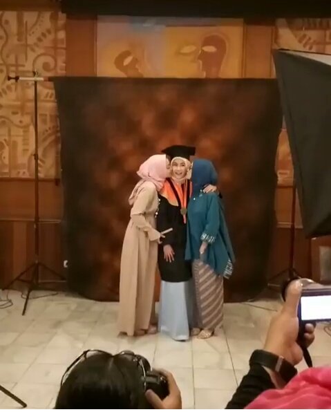 __dhecanAurora's tweet photo. Akhirnya congrats teteh ku @AnisaRahma_Adi 🎉 #HappyGraduationAnisaRahma https://t.co/xcMNGmO73T