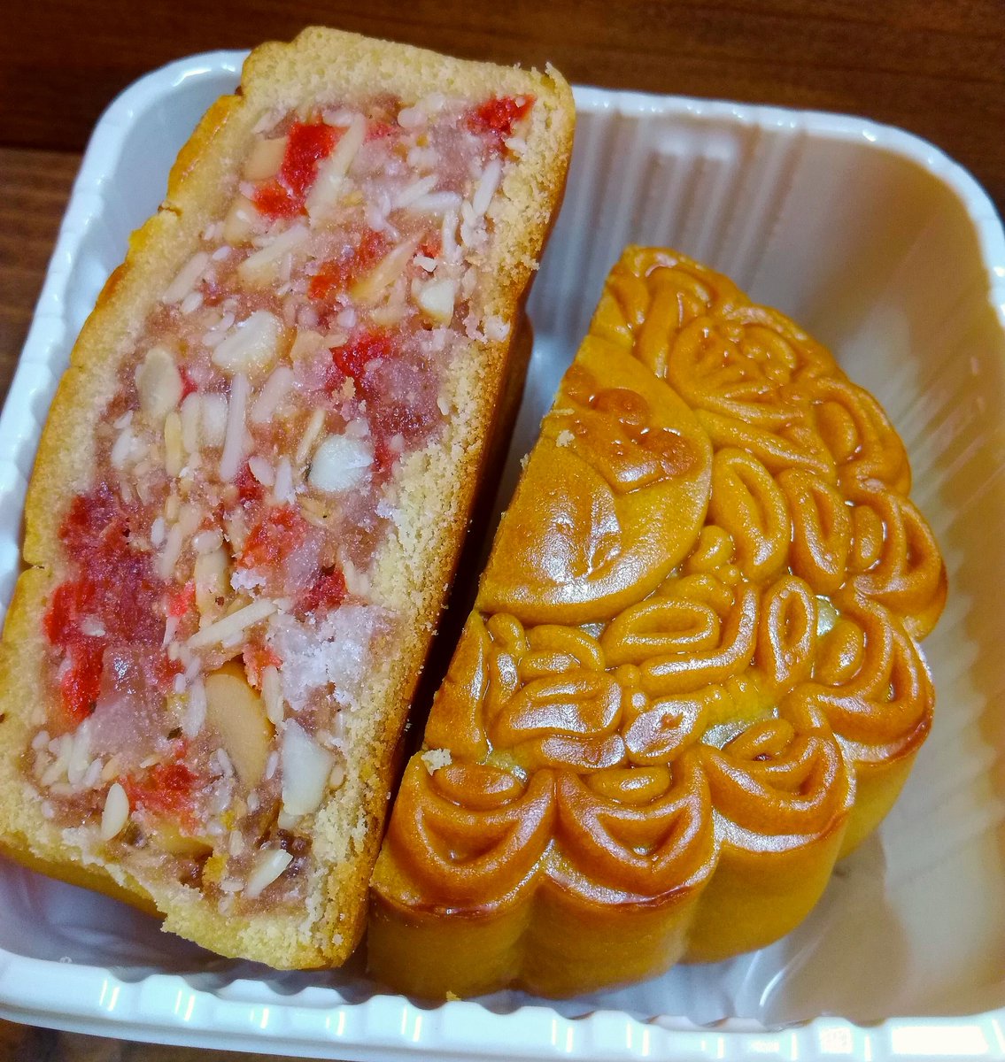 ジューシーバインミー Banh Mi おはようございます ベトナムの中秋節に食べる月餅をもらいました 刻んだバイマックルーのようなものが入っていて驚きました 本日10月15日の営業時間は11時00分 17時30分です みなさま是非お越しくださいませ 本日のbgm