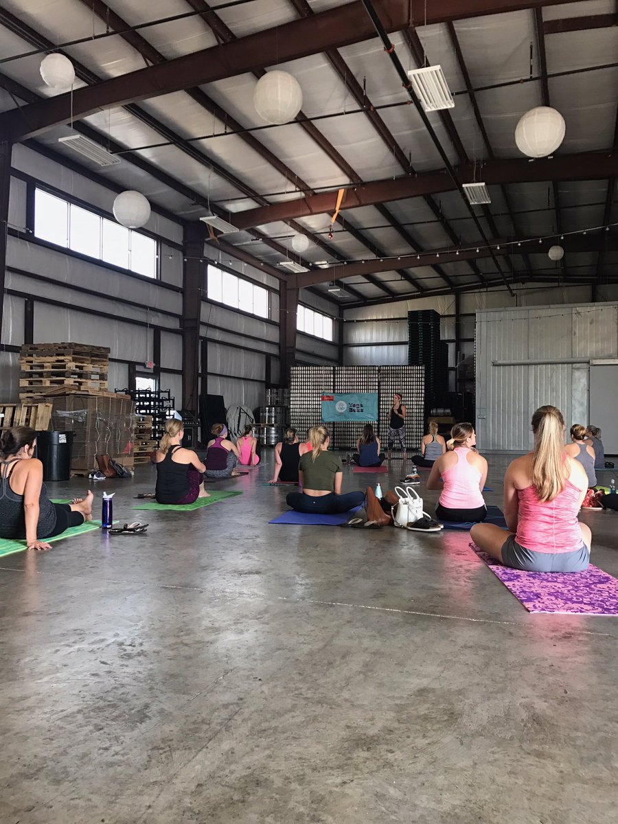 yogabuzzCOMO's tweet photo. Round 2 of Yoga+Beer with @buroakbrewing was a success! Thanks to Focus on Health Chiropractic and Nourish Cafe for making it extra fun :) https://t.co/hWdMr3tgKd