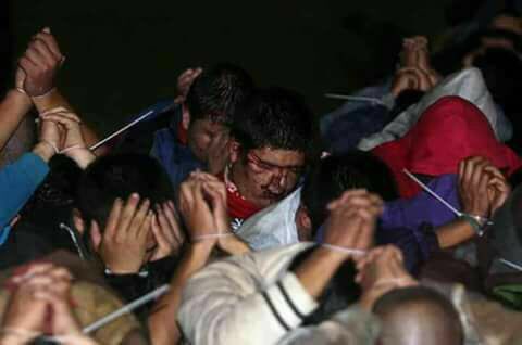 regeneracion_r's tweet photo. Nuevamente nuestros jóvenes son tratados como delincuentes por @Silvano_A en #Michoacán contra normalistas de Tiripetío y Ayotzinapa https://t.co/FqLopOlqGn