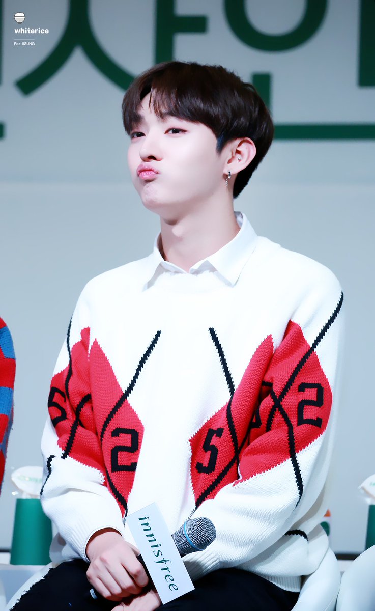 Yoonclothes's tweet photo. 171001 이니스프리 팬싸인회 니트

5252BYOIOI의
5252 ARGYLE PULLOVER_white
Price: ￦109,000

#윤지성 #윤지성옷
[https://t.co/8fY95kR7MX] https://t.co/DMjz2O2jKb