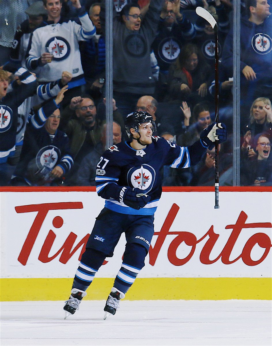 Hands up after tonight’s victory! 🙌  #GoJetsGo #CARvsWPG https://t.co/UayMhWk5gT