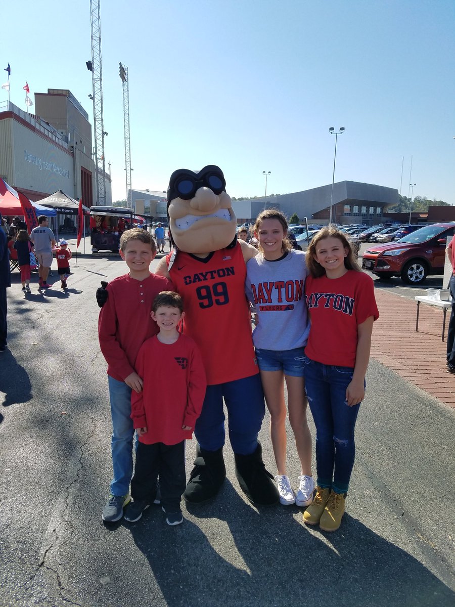 froehlje's tweet photo. @DaytonFlyers A great day with some great student... #FlyerFanFest (@DaytonMBB, @DaytonWeAreOne, and @DaytonRudyFlyer), @DaytonFootball (@prideofdayton and Cheerleaders), and @DaytonMSoccer https://t.co/GkS425N23w