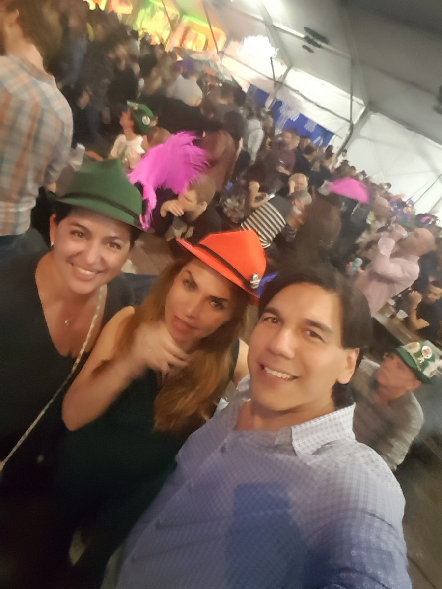 Alberto_CruzM's tweet photo. #oktoberfest2017 #KoolHaus2017 @Bingemans 

Prost! The night is young, let's have a dance with Tonicband! https://t.co/zfspJrzc58