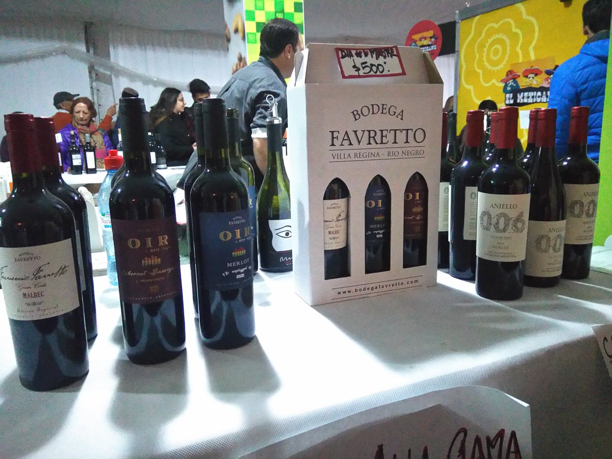 marianagiachino's tweet photo. #BALC2017 , #VinosRionegrinos, degustación y gran recepción del público. Una Feria para disfrutar la producción de #RíoNegro https://t.co/1a2BfJDoW4