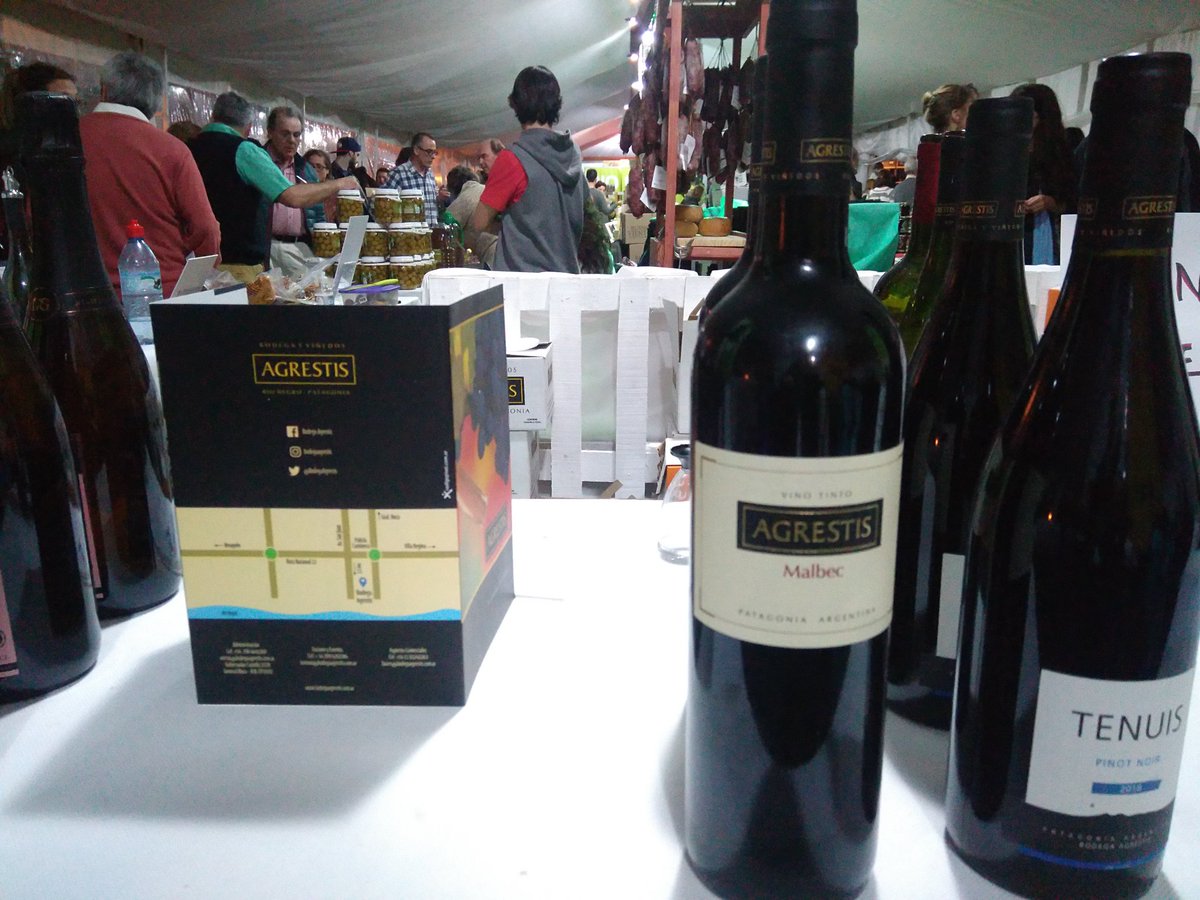 marianagiachino's tweet photo. #BALC2017 , #VinosRionegrinos, degustación y gran recepción del público. Una Feria para disfrutar la producción de #RíoNegro https://t.co/1a2BfJDoW4