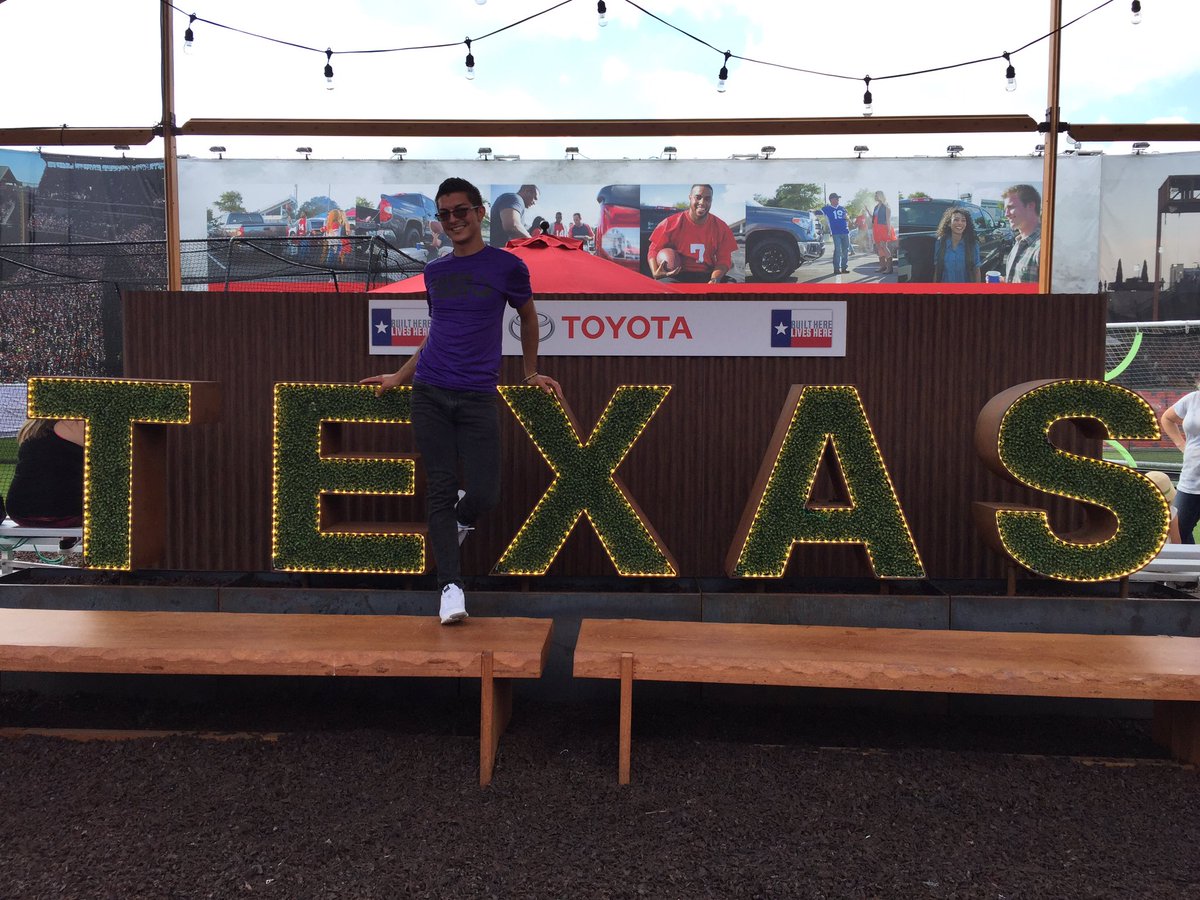 modelalecx's tweet photo. #DallasBigMoments  #Statefair2017 https://t.co/hPInpqiknl