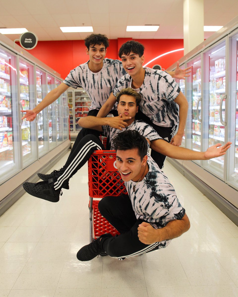 rajabaiti_'s tweet photo. I love you all so much especially darius💕❤❤ #teamdari #dobrebrothers #dobrearmy #dobre @dariusdobre @CyrusDobre @DobreLucas @DobreMarcus ❤❤ https://t.co/gxBFhWEneP