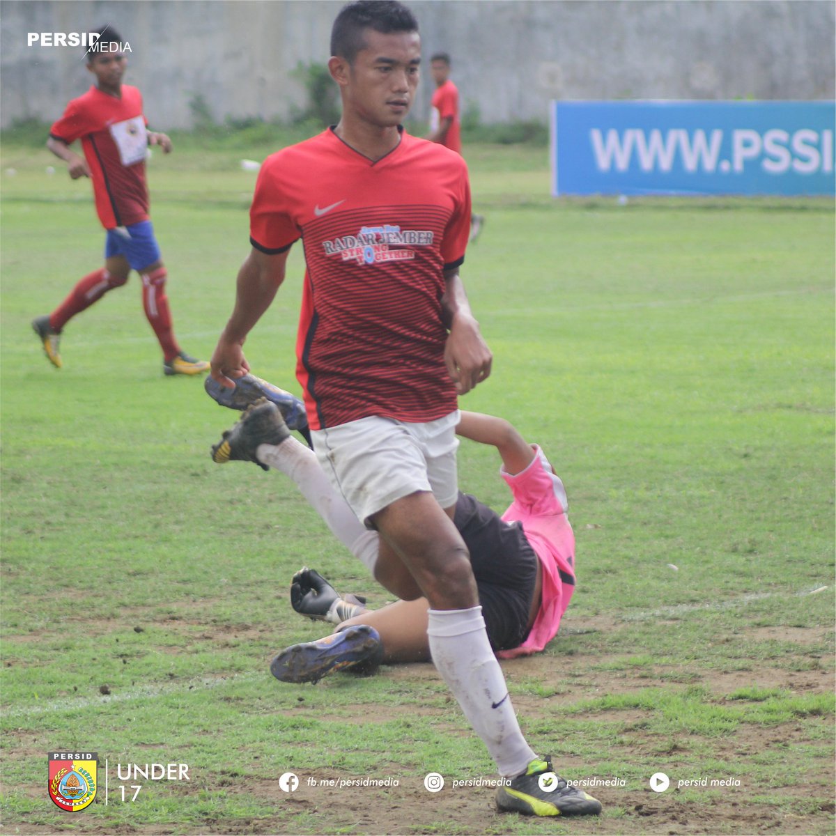 Tajam!
Rifky saat berlatih dalam menyerang
#EnergiMasaDepan #persidunder17
Difoto menggunakan lensa cannon 70-300mm by @studiojalanan_jember