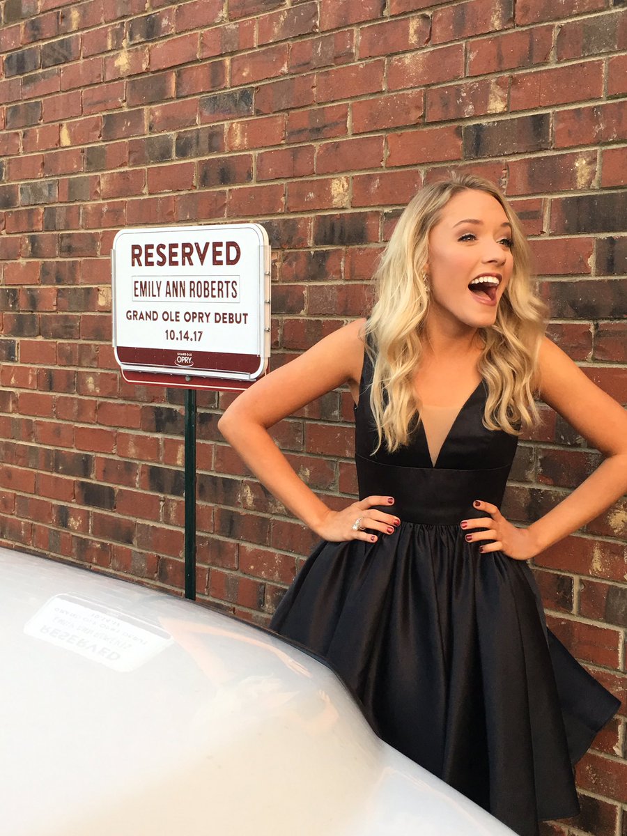 emilyann_music's tweet photo. I have no words. Tonight so many dreams came true. Thank you @opry it was such an honor. #OpryDebut https://t.co/VjCpMEilgq