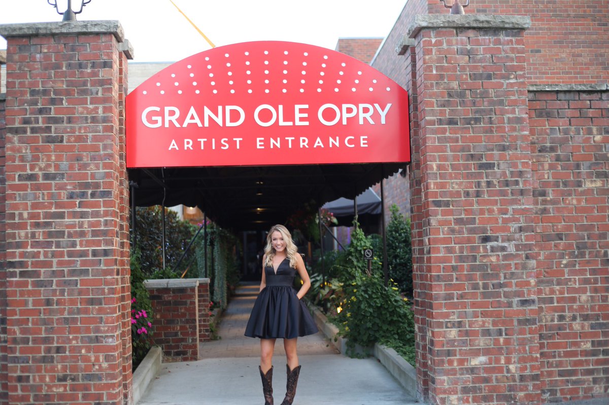 emilyann_music's tweet photo. I have no words. Tonight so many dreams came true. Thank you @opry it was such an honor. #OpryDebut https://t.co/VjCpMEilgq