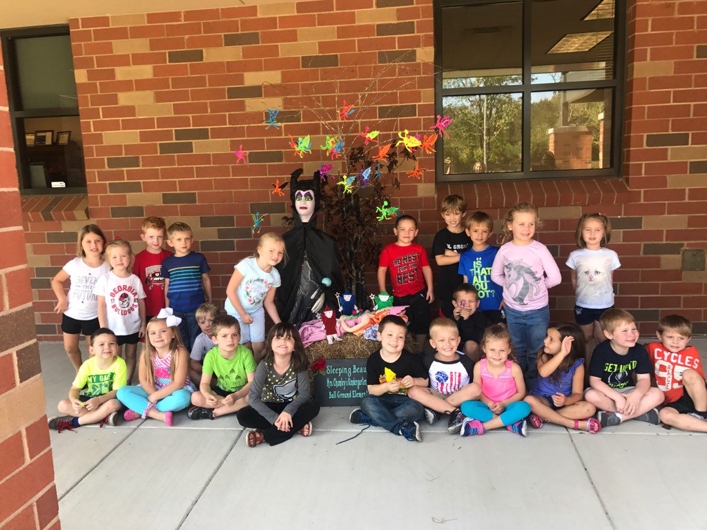 ChumleyChassidy's tweet photo. Our Maleficent scarecrow! #personalbestbgsa https://t.co/UfglXZMDaD