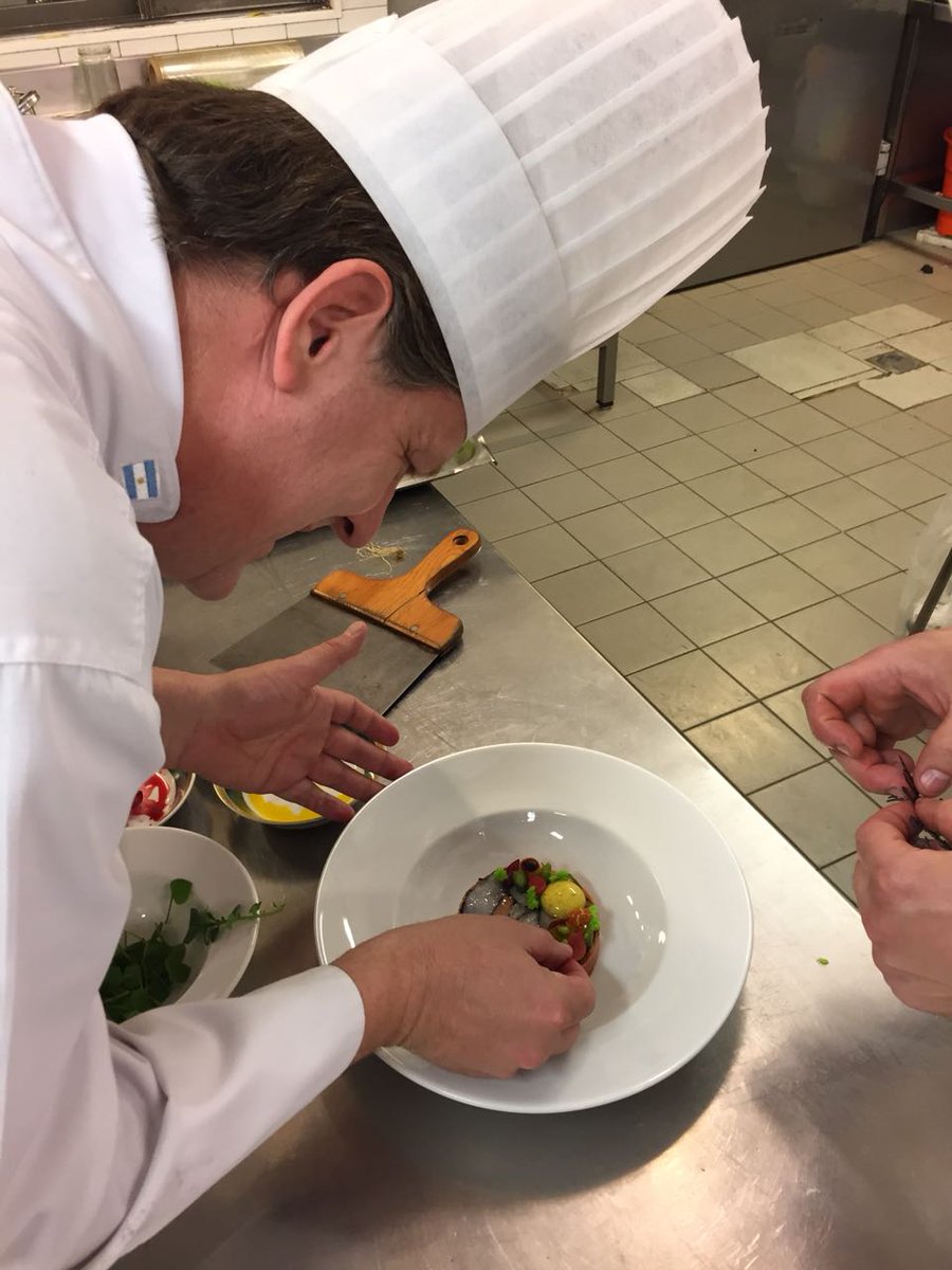 LlaoLlaoHotel's tweet photo. Esta noche presentamos los platos de #BarilocheALaCarta
Nuestro Chef Federico y equipo se lucieron con este menú de Cinco Pasos.
#BALC2017 https://t.co/EtGncMxru3
