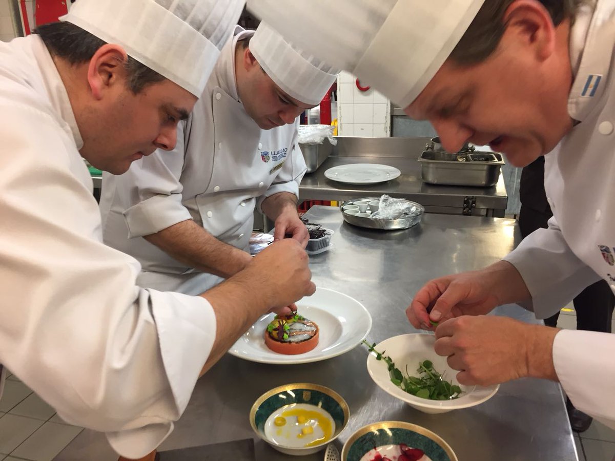 LlaoLlaoHotel's tweet photo. Esta noche presentamos los platos de #BarilocheALaCarta
Nuestro Chef Federico y equipo se lucieron con este menú de Cinco Pasos.
#BALC2017 https://t.co/EtGncMxru3