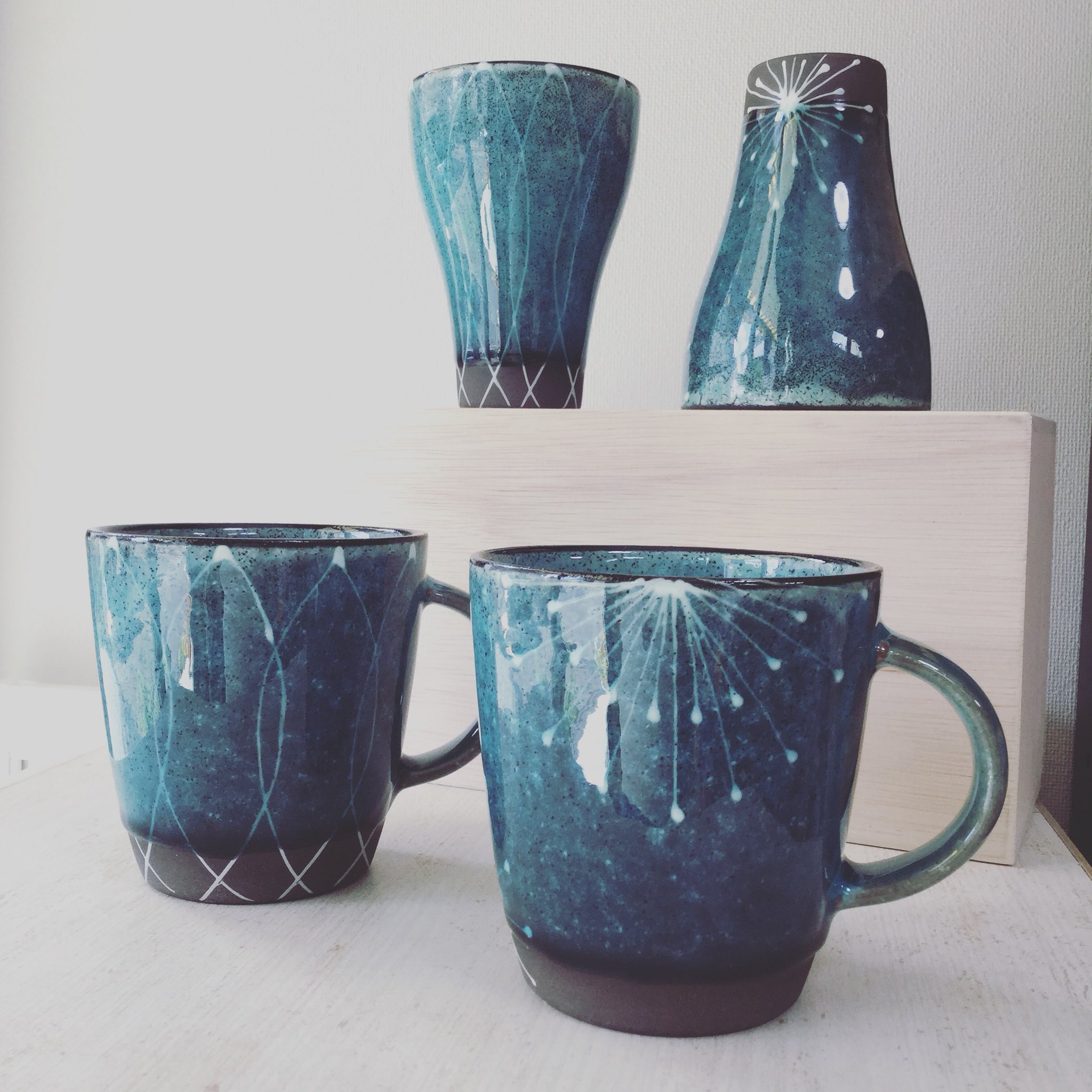 暮らしの彩り 雨の日曜日ですね 写真は宇宙のような色合いのマグカップとタンブラー プレゼントにも人気です こんな日はゆっくり買い物を楽しんでみては マグ マグカップ 美濃焼 食器 陶器 青 ブルー ターコイズ タンブラー 宇宙 綺麗