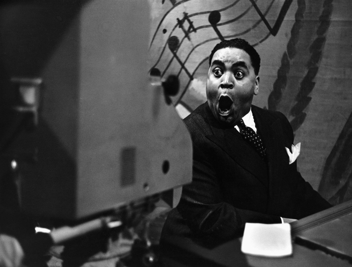 LaFreakVintage's tweet photo. misbehavin 😲😂
#fatswaller #jazz #dixieland #harlem #nyc #harlemstride #jazzpiano #piano #pianist #blackboyjoy #blackexcellence https://t.co/VkwY1zq7FT