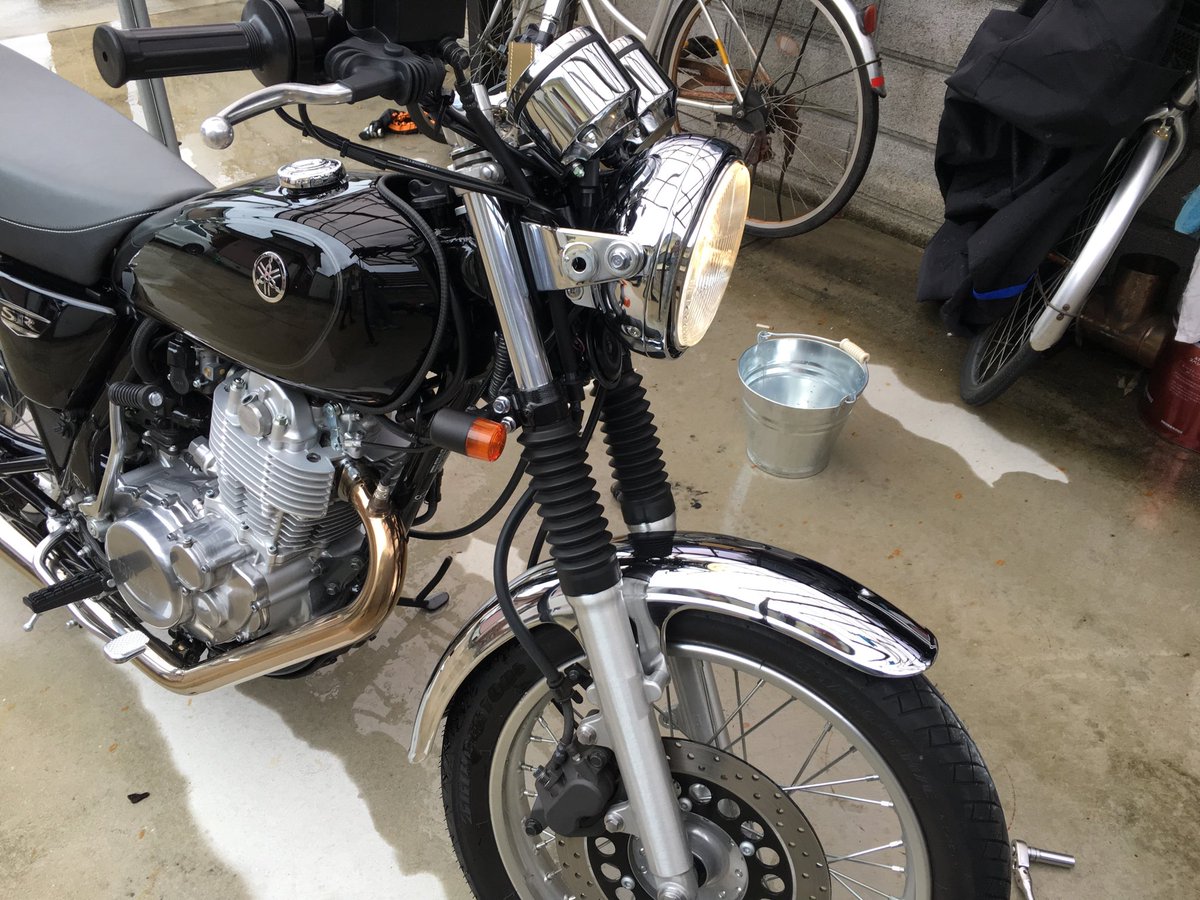 ritchiebb's tweet photo. 雨の中ウィンカー交換。 https://t.co/IKT7SirMKH
