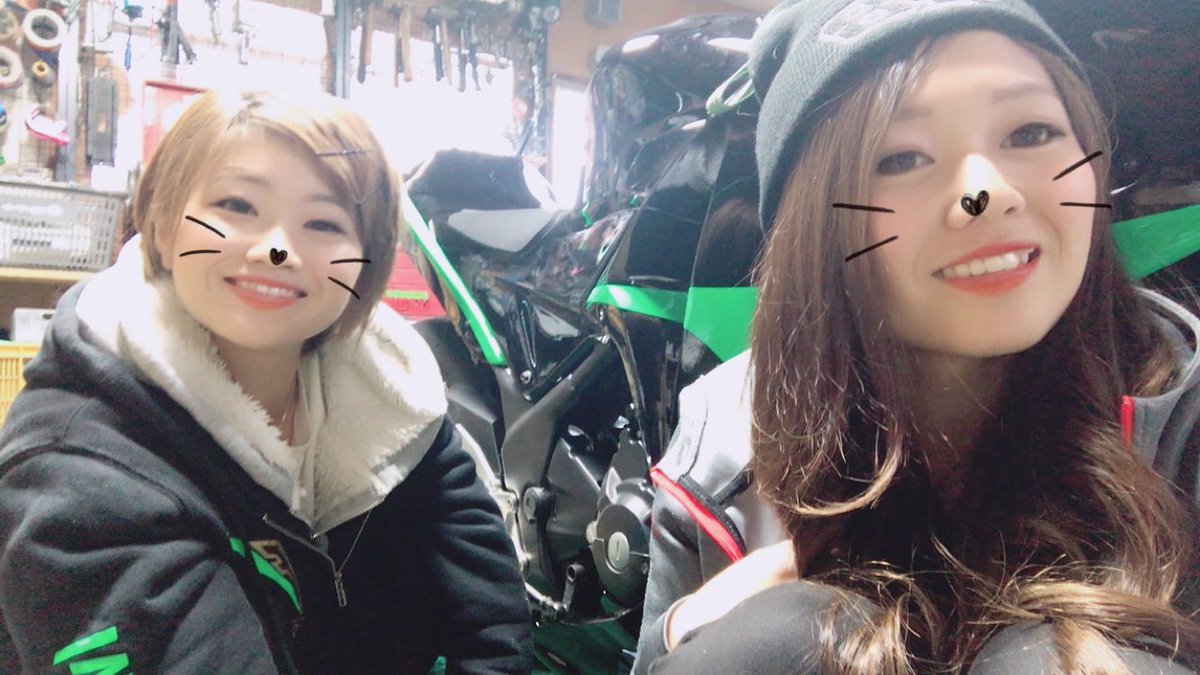 iwaigils's tweet photo. MotoGPのライブ動画みながら筑波の最終戦に出るあゆみさんのCBRのステッカー貼り手伝います🙋

皆様。😆中山亜弓の筑波レースデビュー戦応援よろしくお願いします✩*॰¨̮ https://t.co/NAi7QqAmno