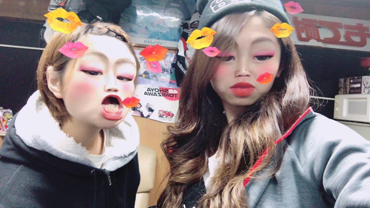 iwaigils's tweet photo. MotoGPのライブ動画みながら筑波の最終戦に出るあゆみさんのCBRのステッカー貼り手伝います🙋

皆様。😆中山亜弓の筑波レースデビュー戦応援よろしくお願いします✩*॰¨̮ https://t.co/NAi7QqAmno
