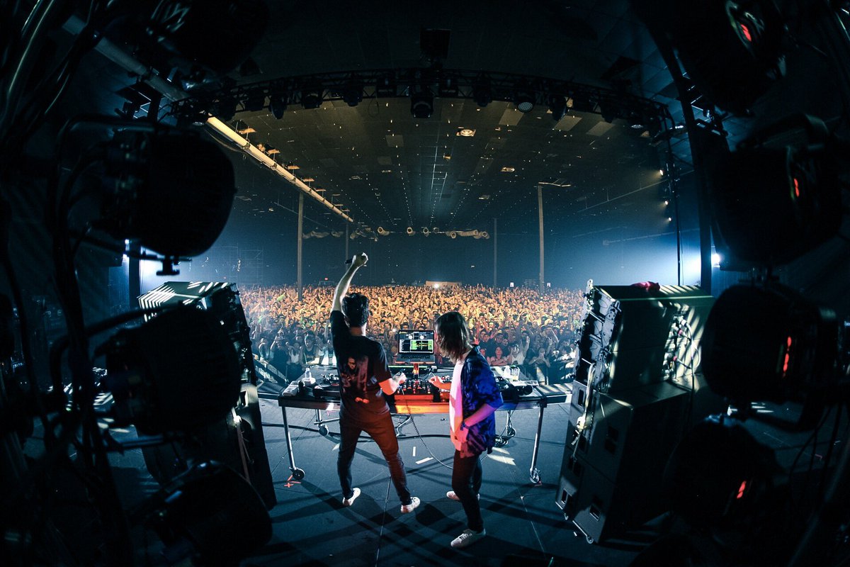 .<a href="/MarkRonson/">Mark Ronson</a> vs #KevinParker (@TameImpala) performing on Day 2 of <a href="/iiiPoints/">III Points Festival</a> 2017 in Miami, FL. #iiiPoints