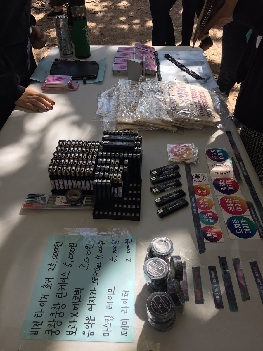 boraXfemicamp's tweet photo. 적자 탈출을 위해 비건페스티벌에 굿즈 팔러 와있어요! 보라X부스는 운영부스와 비건타이거 주스 바로 뒤! 아는 척 해주고 가세요 🐱🐱 #보라X뮤직페스티벌 #비건페스티벌 https://t.co/Oj9c42CHQ1
