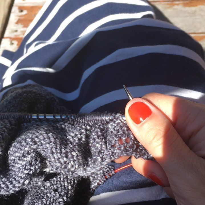 droidy's tweet image. More alfresco knitting #backyarddecking #sunday #ialwayswantmoremissclickclack  #nightmanshighwaymerino #fractamor… ift.tt/2xFVag5