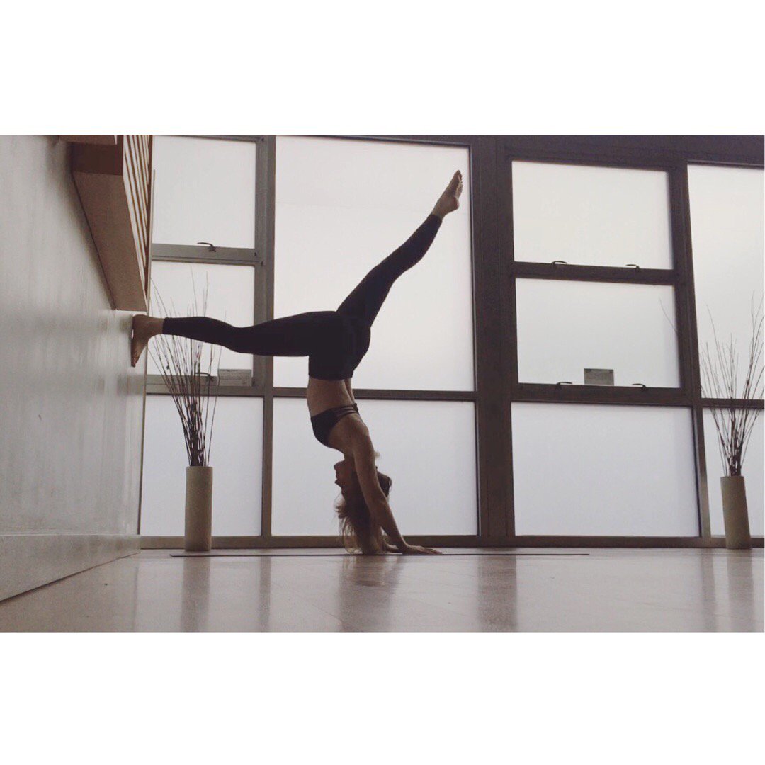mapofmypast's tweet photo. My new favorite found stretch ๐
#yoga #balancegames #strength #upsidedownlife #practice https://t.co/GXfzOj06V4