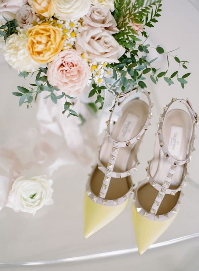 NuestrodiaB's tweet photo. Se acabaron los zapatos aburridos, si te casas en 2018 ponle un toque divertido a tu pies!  
#Tendencia #Bodas2018 #ZapatosDeNovia #Novia https://t.co/Kzl3zbKonb