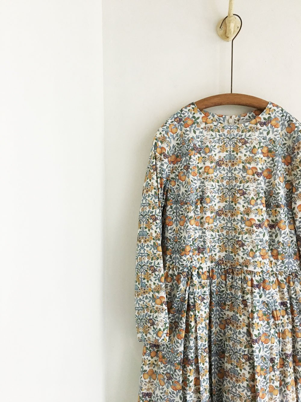 R1 Yaeca タックドレス入荷しました ワンピース好きにはたまらない可愛さ 人気の リバティー 柄もいいですがフォーマルにも使えるブラックもおススメです Yaeca ヤエカ タックドレスhttps T Co Pbrwdnm8nn T Co 22gz5mbxpg