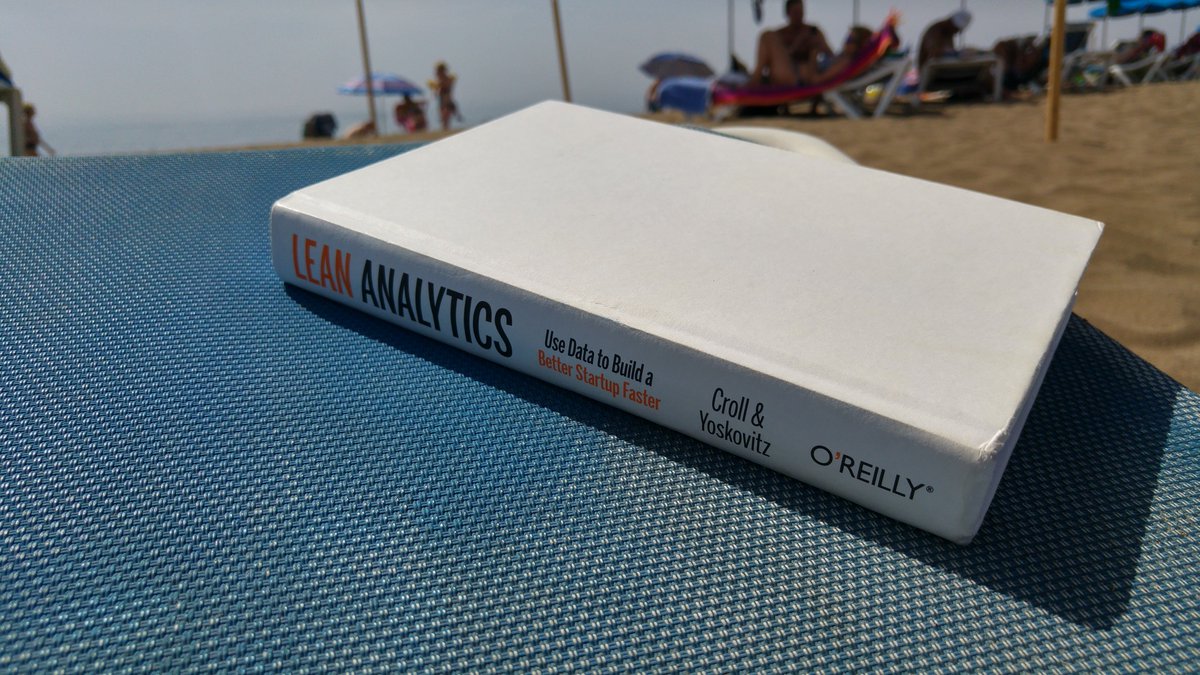 andmirau's tweet photo. Meine Urlaubslektüre #Leananlytics #lesenamstrand https://t.co/StGoW4pZlW