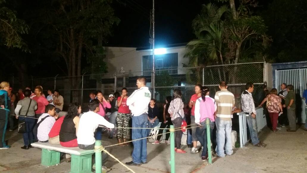 #TrujilloVotaPorLaPaz Así está el pueblo en la UE Carrillo Guerra del municipio Trujillo #HoyVotamosPorLaPatria