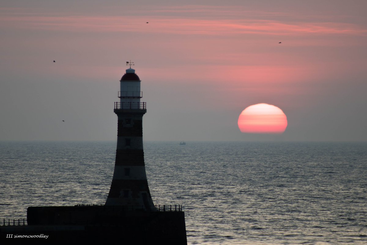 simoncwoodley's tweet photo. "From red to gold" ... Watching the sunrise in Sunderland, UK. @StormHour #POTW #StormHour @EarthandClouds #SundayMorning https://t.co/HOUMPVGdbq