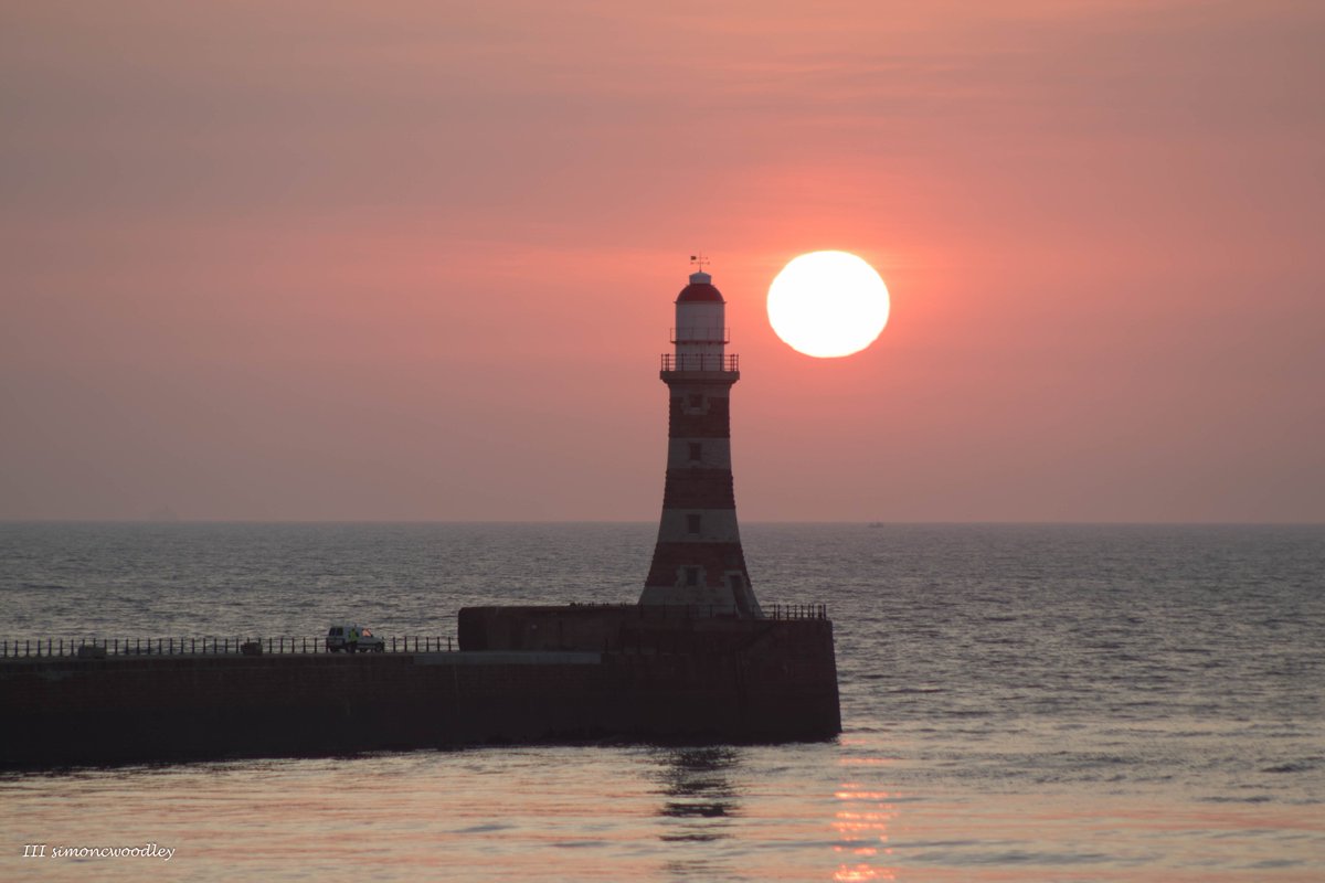 simoncwoodley's tweet photo. "From red to gold" ... Watching the sunrise in Sunderland, UK. @StormHour #POTW #StormHour @EarthandClouds #SundayMorning https://t.co/HOUMPVGdbq