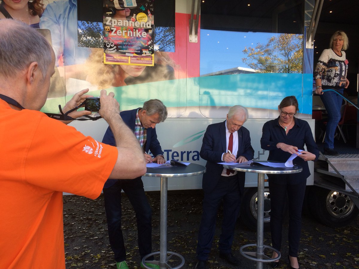 JKrooneman's tweet photo. En de Discovery Truck kan weer 2 jaar vooruit! Met dank aan @Gasunie @GasTerraNL en @RUGscholieren @univgroningen #jevm https://t.co/MbY48vdnzl