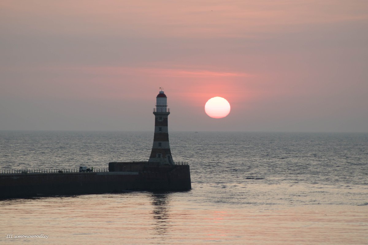 simoncwoodley's tweet photo. "From red to gold" ... Watching the sunrise in Sunderland, UK. @StormHour #POTW #StormHour @EarthandClouds #SundayMorning https://t.co/HOUMPVGdbq