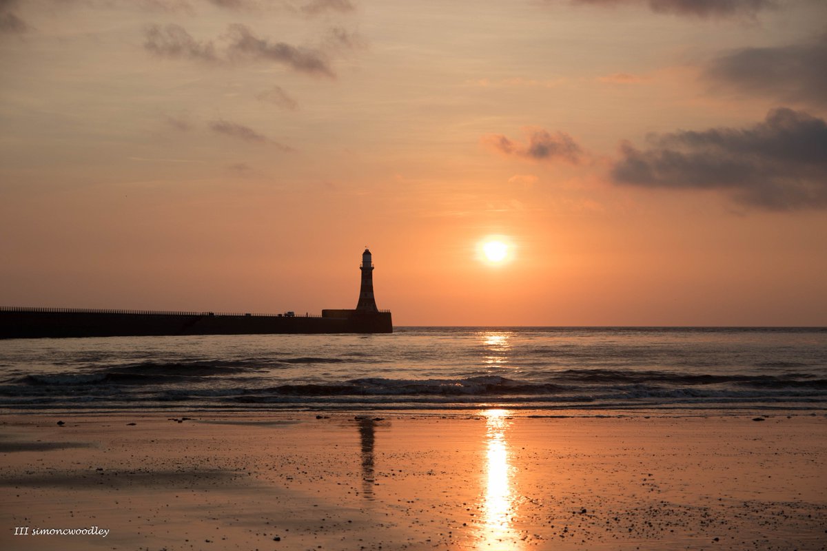 simoncwoodley's tweet photo. "From red to gold" ... Watching the sunrise in Sunderland, UK. @StormHour #POTW #StormHour @EarthandClouds #SundayMorning https://t.co/HOUMPVGdbq