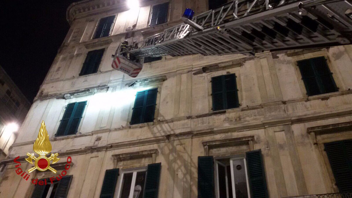 vigilidelfuoco's tweet photo. #Ancona #14ott 22:15, intervento #vigilidelfuoco in corso Garibaldi per rimozione di parti pericolanti di un edificio #soccorsiquotidiani https://t.co/YeMfnXA8iJ