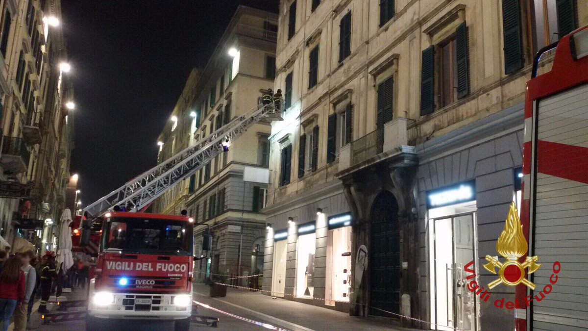 vigilidelfuoco's tweet photo. #Ancona #14ott 22:15, intervento #vigilidelfuoco in corso Garibaldi per rimozione di parti pericolanti di un edificio #soccorsiquotidiani https://t.co/YeMfnXA8iJ