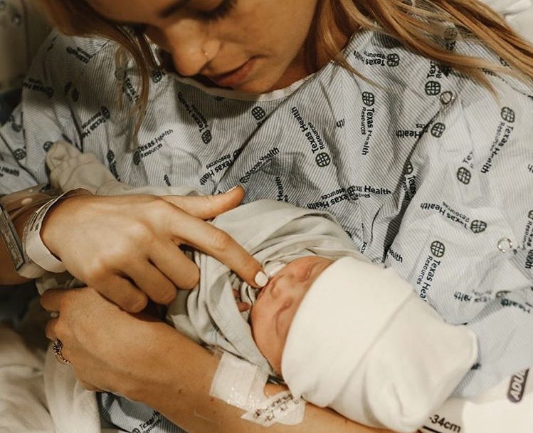 — Ꭲodo comienza siempre
de nuevo. Ᏼienvenida al mundo,
Annabeth Jane Yaxley.