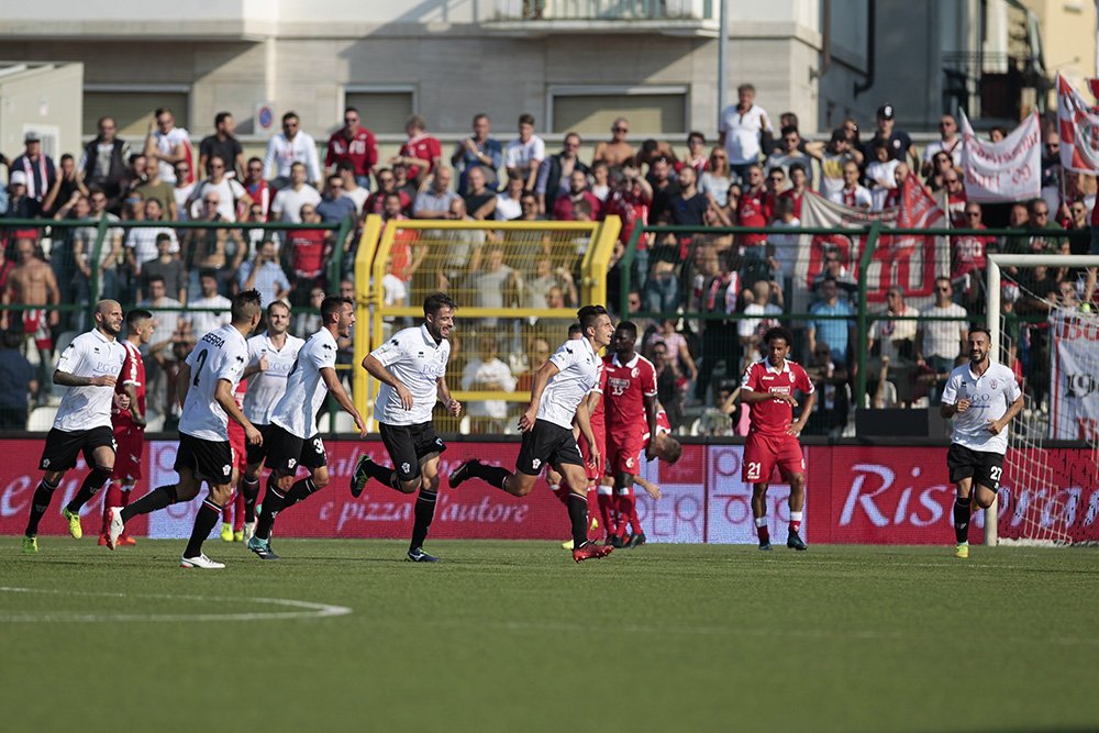 magica_pro's tweet photo. #SONDAGGIO – Vota il migliore di #ProVercelliBari 2-2! https://t.co/XOTf0us7Q6 (Foto @Iguan89) #PrvBar #SerieB #CalcioVero #LNPB https://t.co/XQS7TvcvTk