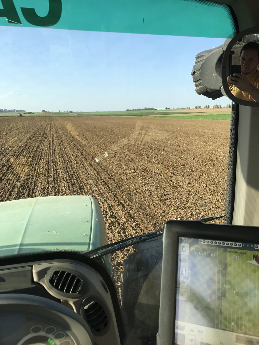 Daboudet11's tweet photo. Changement d'activité pour le dimanche semis de ble place flageolet et pois conserve contrat de semence @GroupeFDesprez https://t.co/YVDfcKJhTS