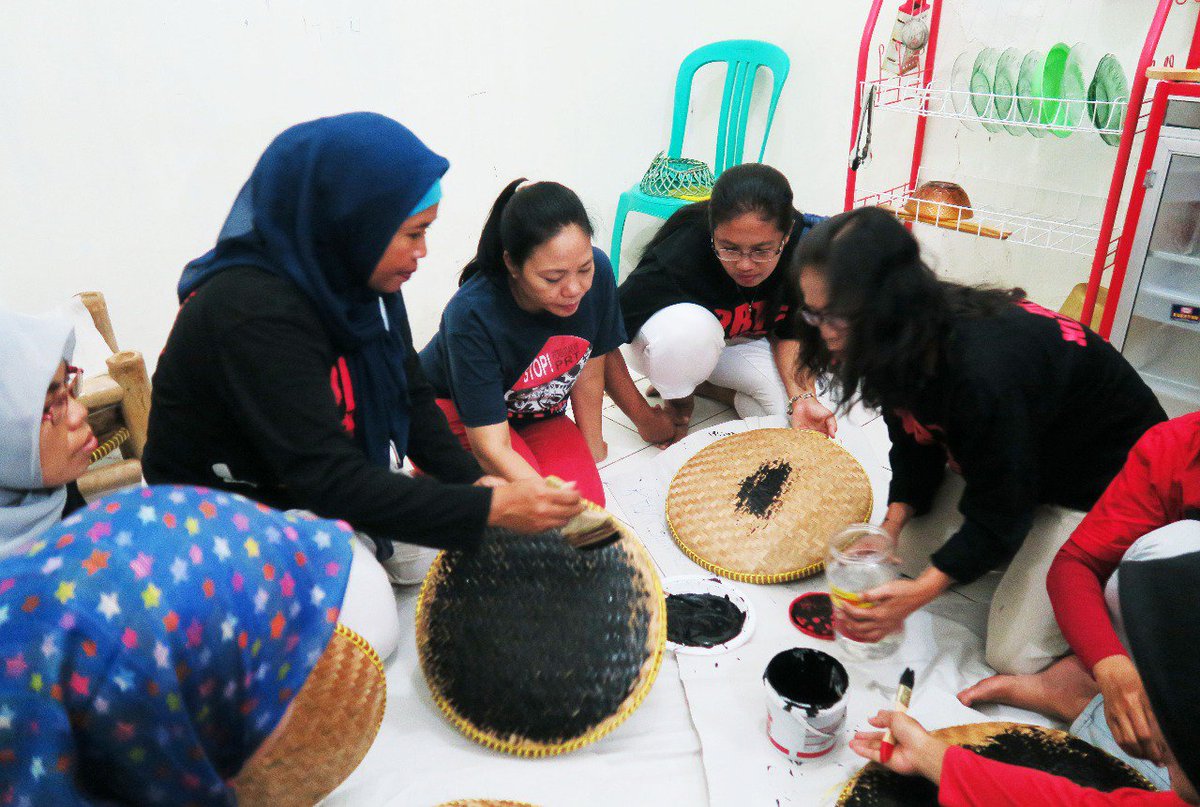 LeniSur87053803's tweet photo. KamiSiapUntukMenuntut Hak&amp;Perlindungan.
#PersiapanAksi
#PRTadlhPekerja
#AkuiHargaiLindungiKami
@jalaprt @bukan_PEMBANTU @arindez @KSPgoid https://t.co/9ZXIlTjNgY