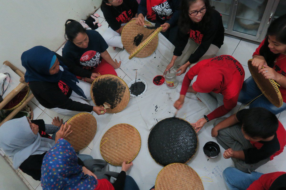 LeniSur87053803's tweet photo. KamiSiapUntukMenuntut Hak&amp;Perlindungan.
#PersiapanAksi
#PRTadlhPekerja
#AkuiHargaiLindungiKami
@jalaprt @bukan_PEMBANTU @arindez @KSPgoid https://t.co/9ZXIlTjNgY